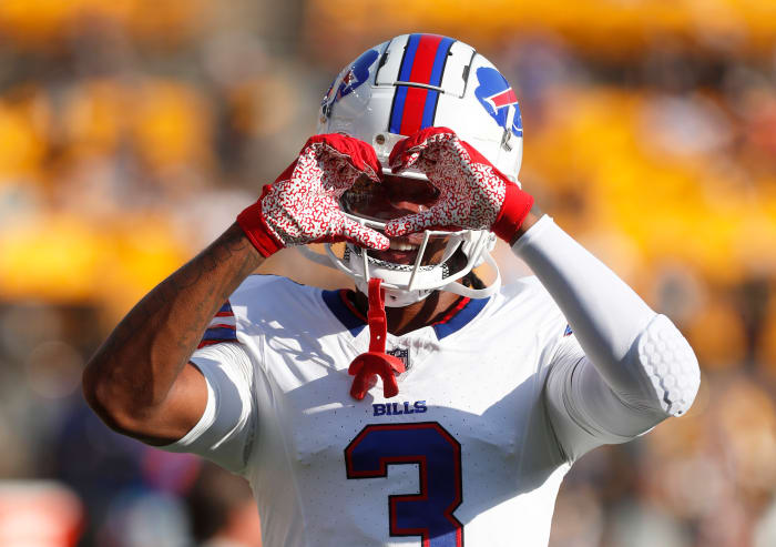 Hamlin holds up his signature heart hands sign during a preseason game in his hometown of Pittsburgh.